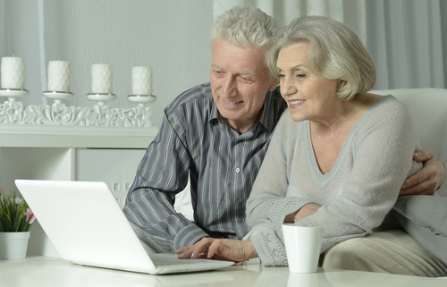 senior couple researching the best time to enroll in Original Medicare